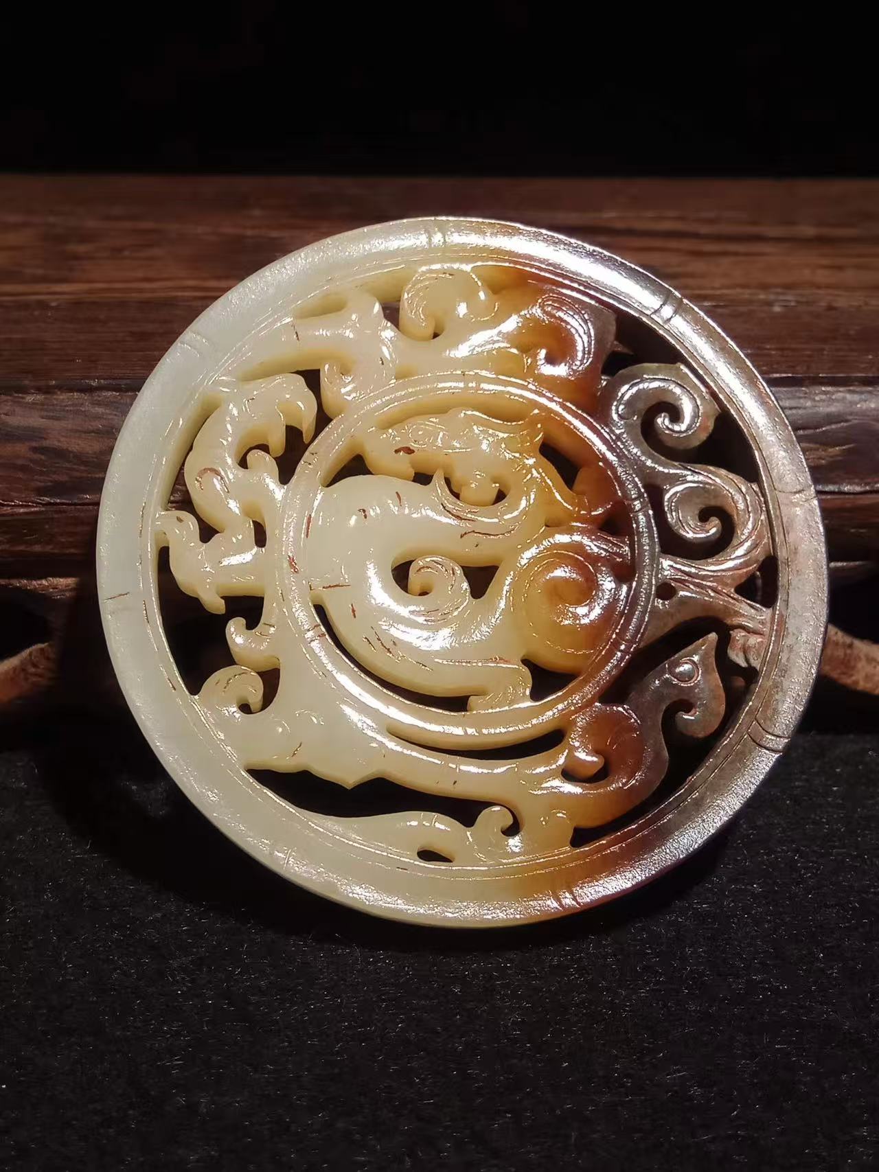 中国古美術 和田古玉 高古玉 龍文玉璧 透かし彫り 時代物 羊脂玉 細工 彫刻 徳】旧家蔵出『清 古銅塗金製造 嵌和田玉纏枝龍紋如意置物』古美術品